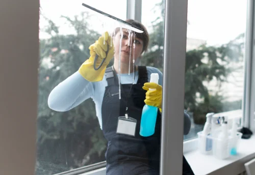 Nettoyage de vitres intérieures et extérieures à Moustier-Ventadour